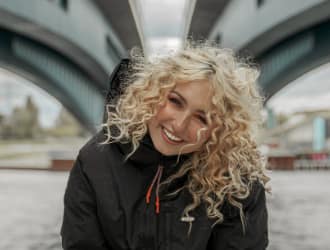 femme souriante qui aime la voyance