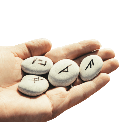 Main qui tire les runes divinatoires