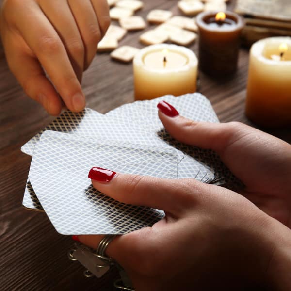 voyance en vidéo, séance de tirage de cartes